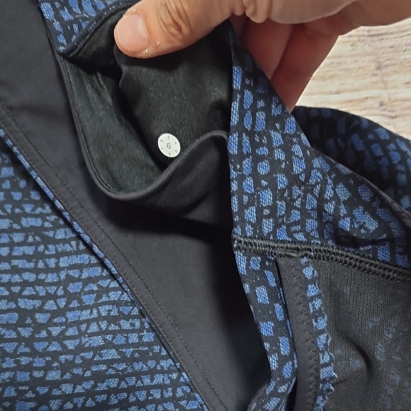 Lululemon Free Runner Crop Size 6 - Picture 7 of 7